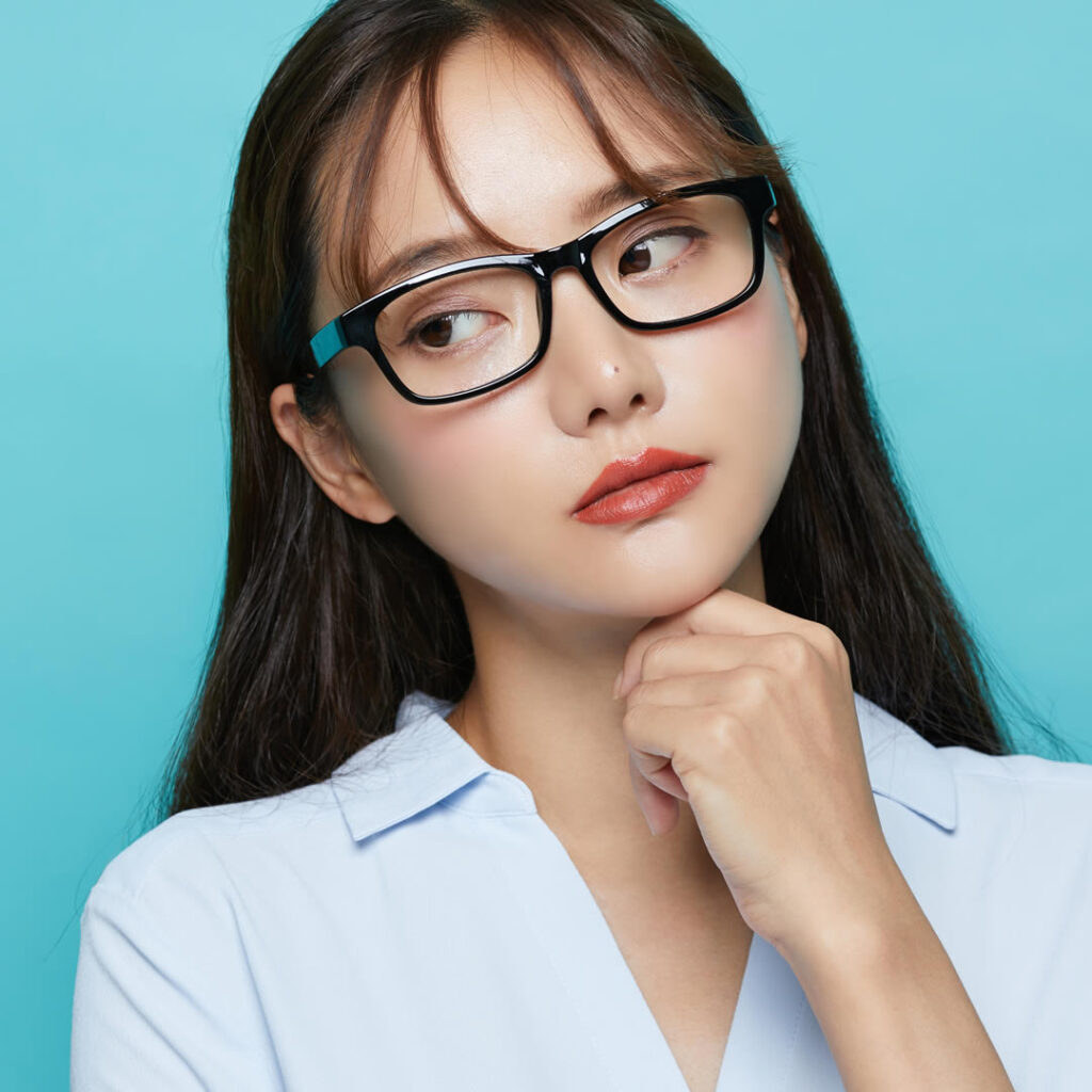 タレ目形成で失敗しないために知っておきたいポイント について説明している看護師