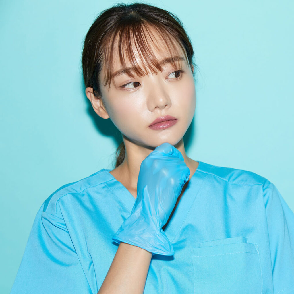 鼻整形で感染症にかかってしまったらどうすればいいか説明している看護師