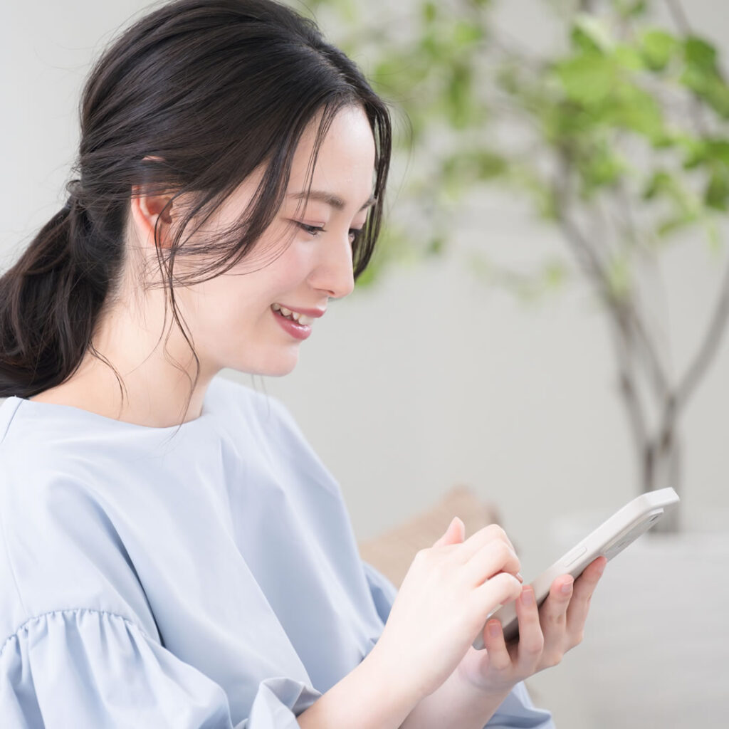 韓国で小鼻縮小を受ける方法を確認している女性