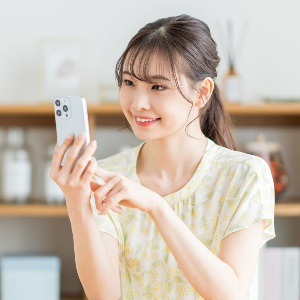 三重県のクリニックを調べている女性