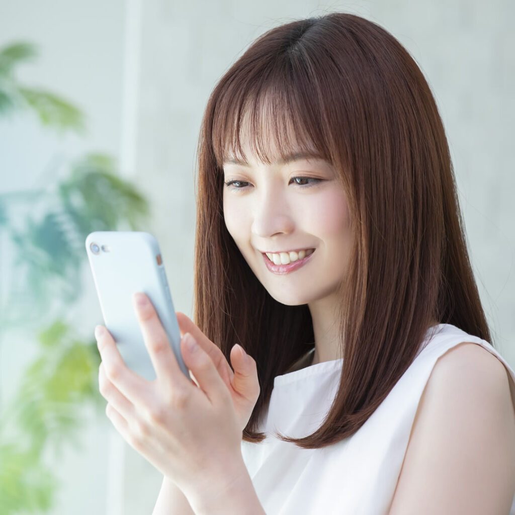 三重の目頭切開に対応するクリニック事情を調べている女性