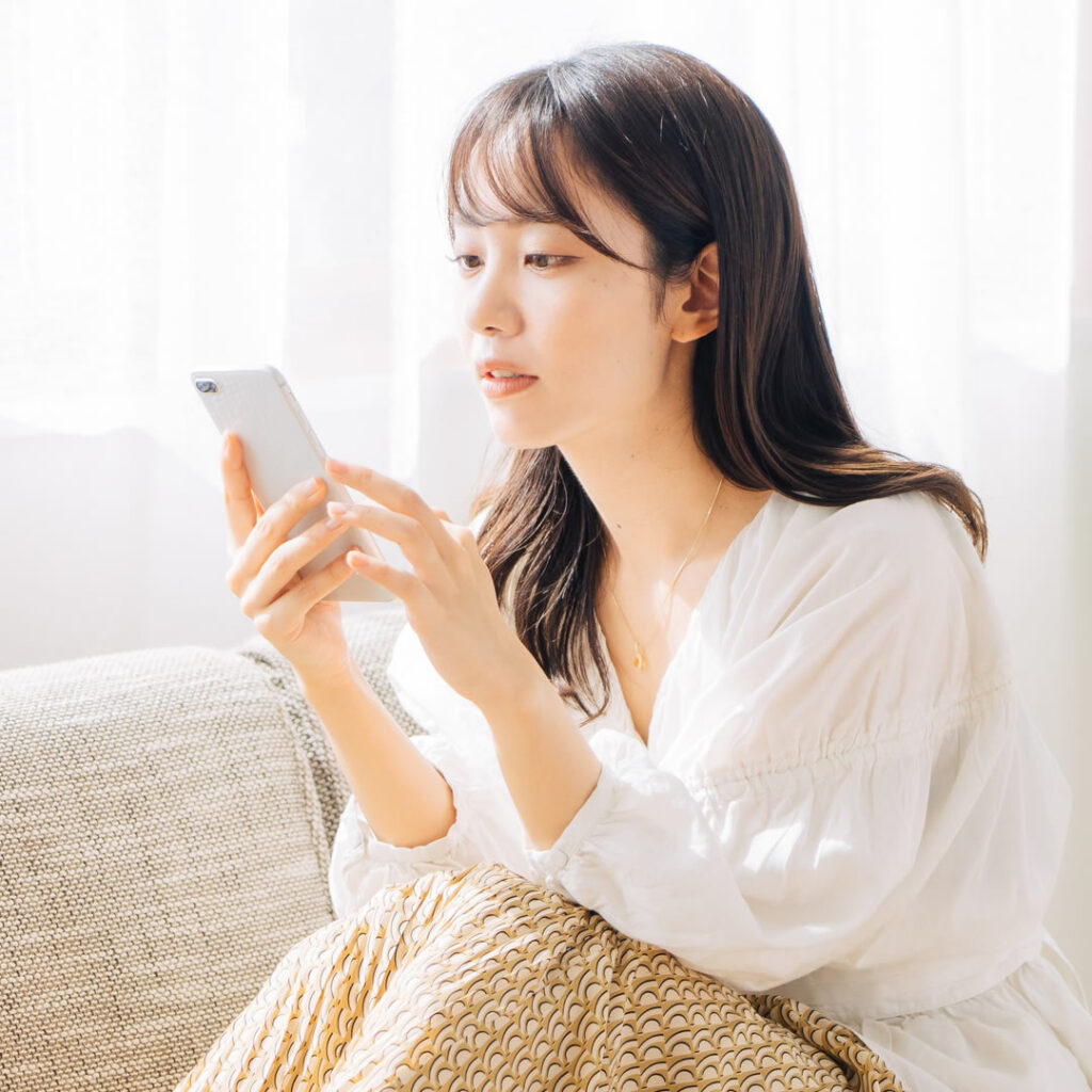 三重のクリニックを調べている女性