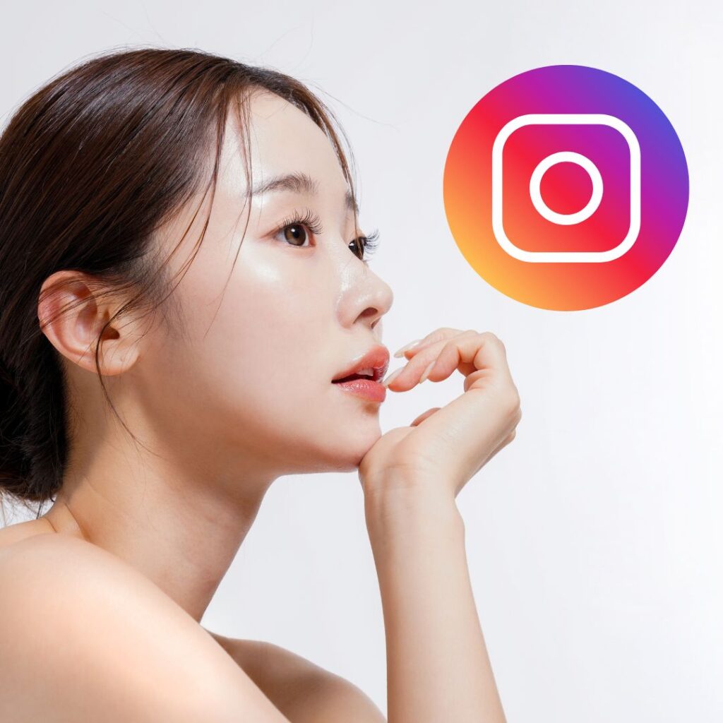 instagramを使って美容外科について調べている女性