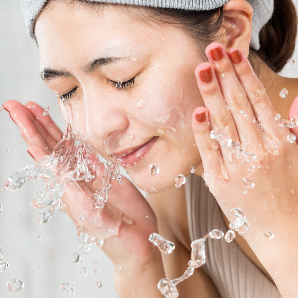 洗顔をしている女性