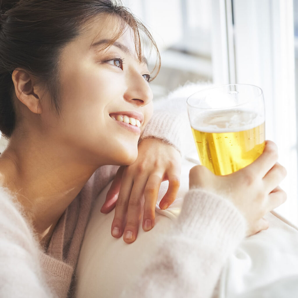 お酒を飲んでいる女性