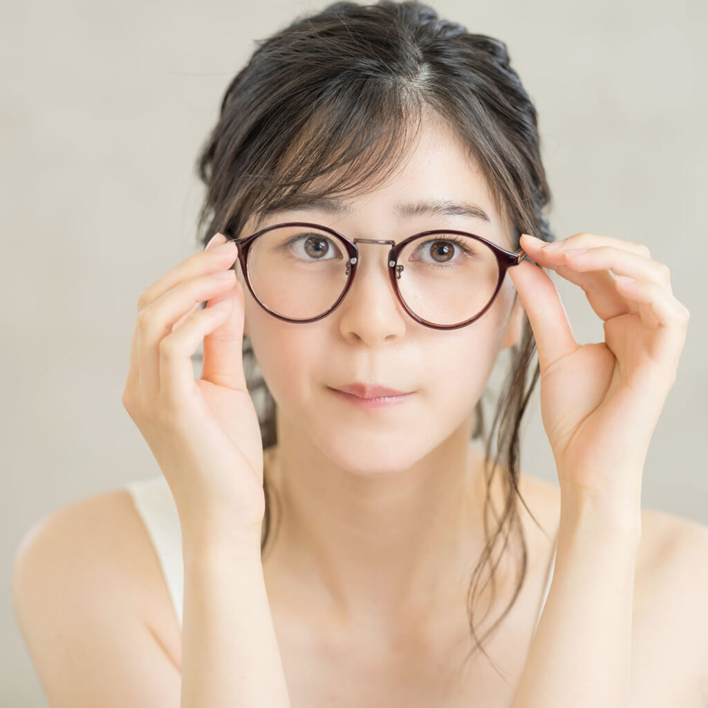 眼鏡をかけている女性