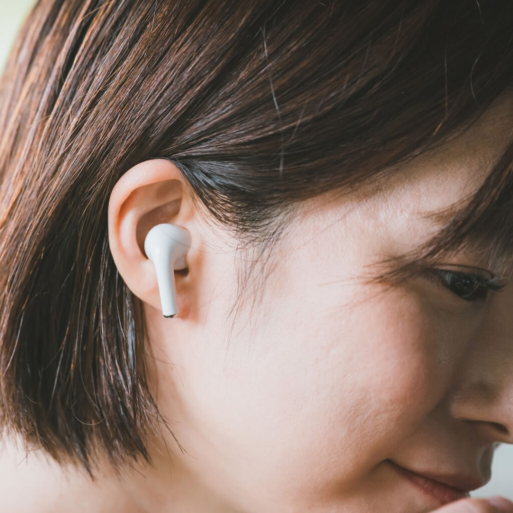 イヤホンを付けている女性