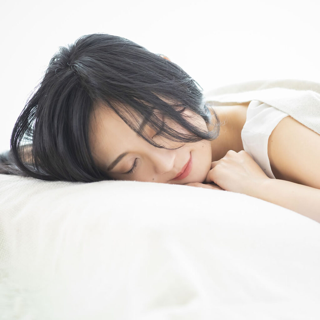 うつ伏せで寝ている女性