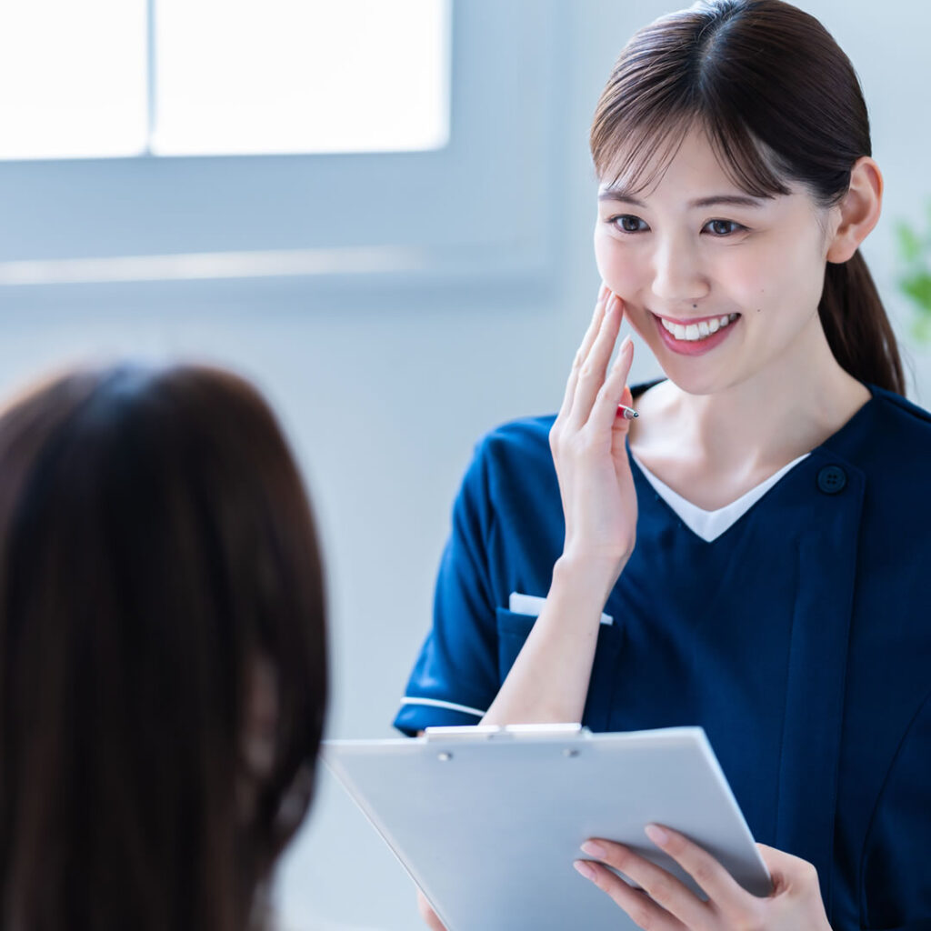 鼻プロテーゼを受けるメリットを説明している看護師