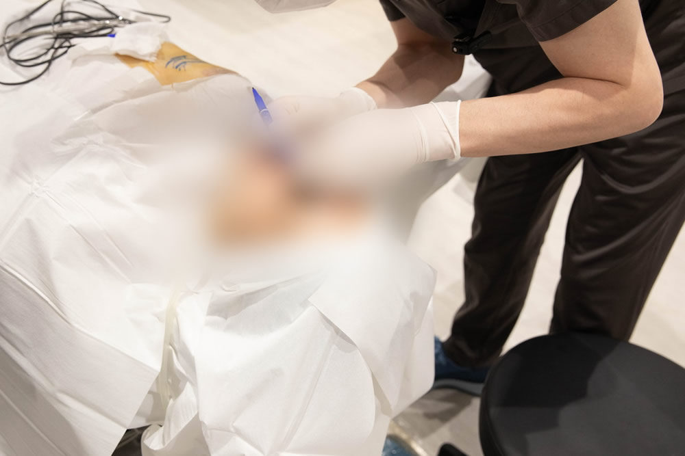 外科手術をしている医師